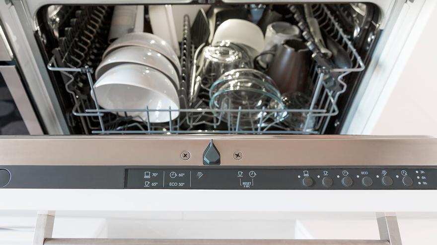 Rejuvenecer la cubertería: el desconocido botón del lavavajillas que deja los platos como recién comprados