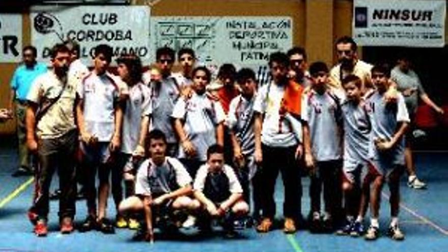 Duelo entre Cáceres 2016 y Córdoba 2016 enun campeonato estatal de balonmano infantil