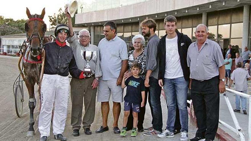 Joan Riera Sitges sostiene el trofeo que conquistó en Manacor con Reflet d´Or.