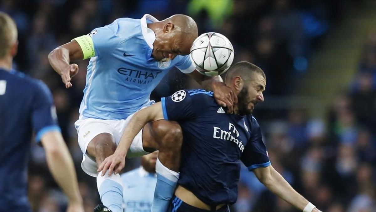 Benzema disputa un balón ante Kompay en el encuentro ante el Manchester City