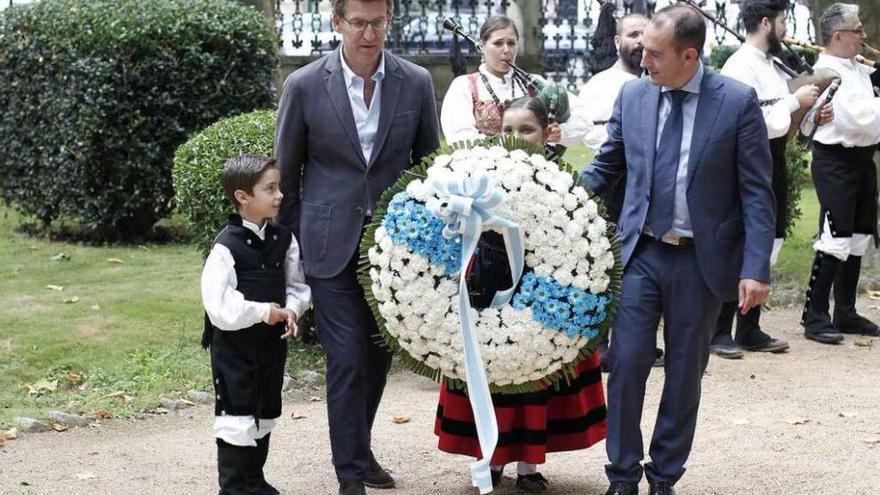 Feijóo y el alcalde de Padrón, ayer, en el acto del PP por el Día de Galicia.