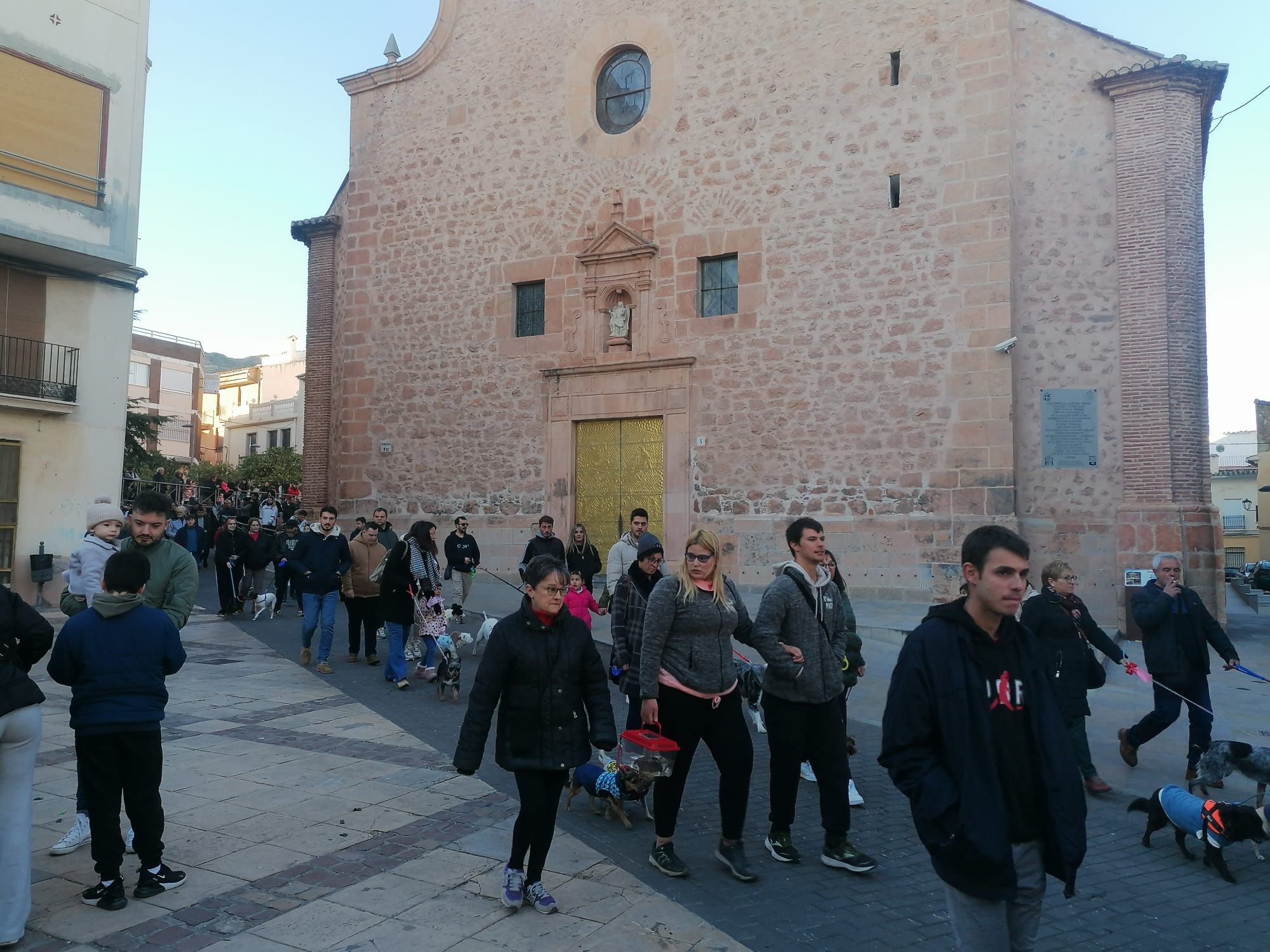 La Vall recupera su multitudinario pasacalle de Sant Antoni