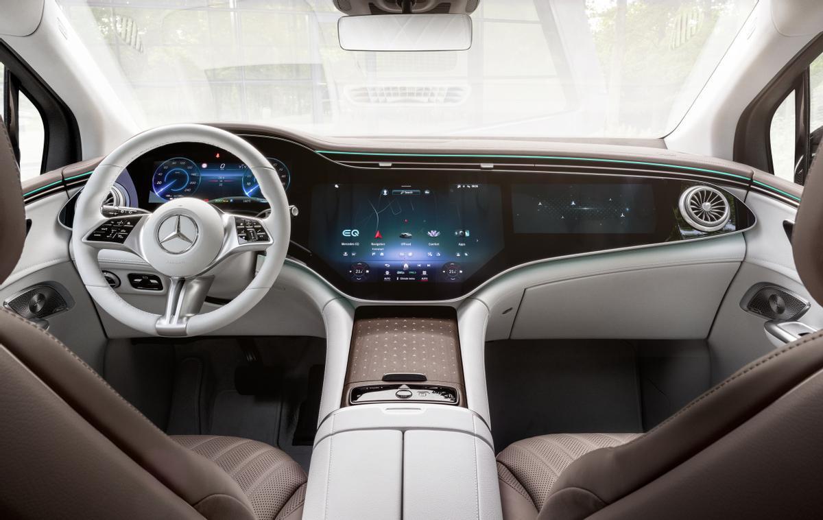 El interior del nuevo EQE SUV 100% eléctrico cuenta con tecnología de punta y detalles de lujo.