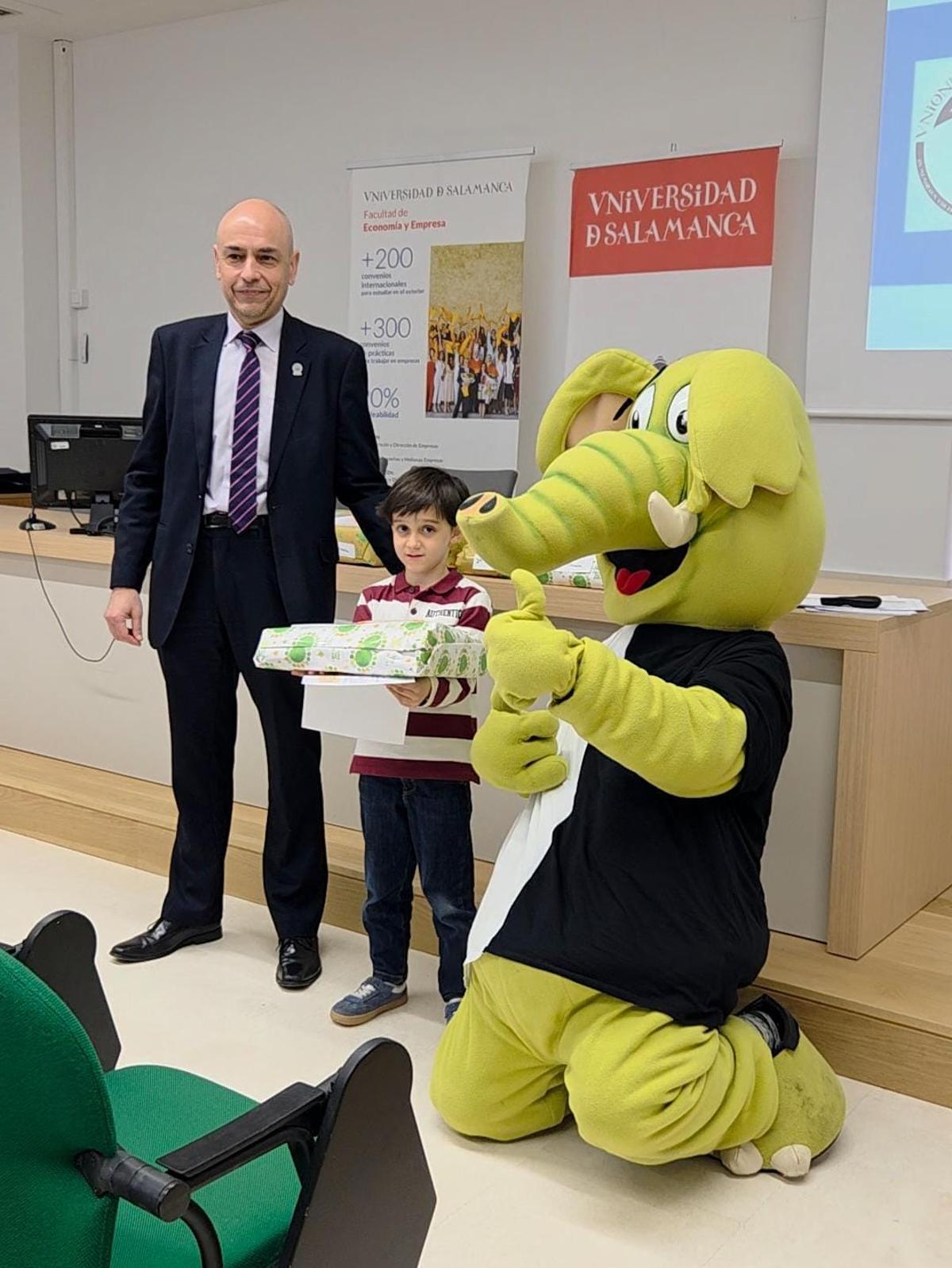 Bruno Merchán Sánchez recoge su premio en Salamanca.