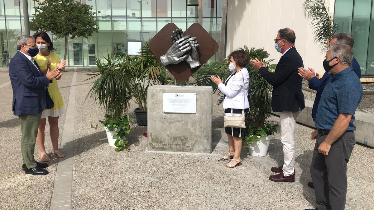 Inauguración de la escultura en homenaje a las enfermeras en la facultad de Ciencias de la Salud.