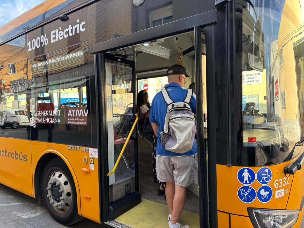Un usuario subiendo a uno de los buses con parada en la calle Juan Ramón Jiménez.