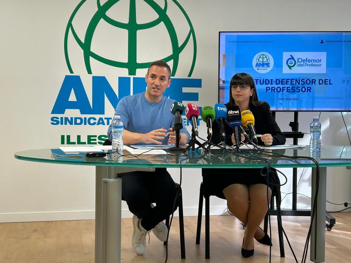 Víctor Villatoro y Sonia Sampol, este miércoles durante la presentación del informe.