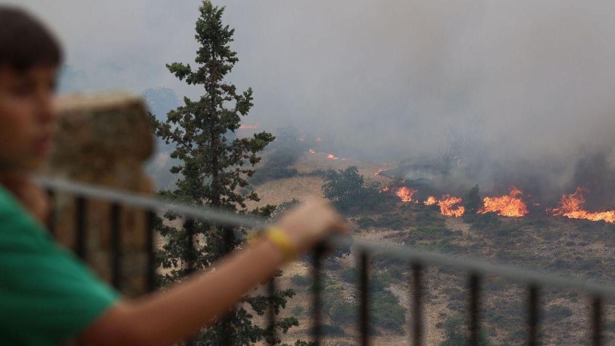 Un joven observa con pánico cómo se acercan las llamas hasta Añón del Moncayo.