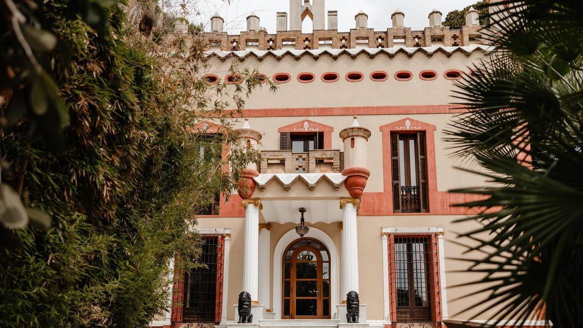La entrada de la elegante e imponente casa indiana de Villa Retiro.