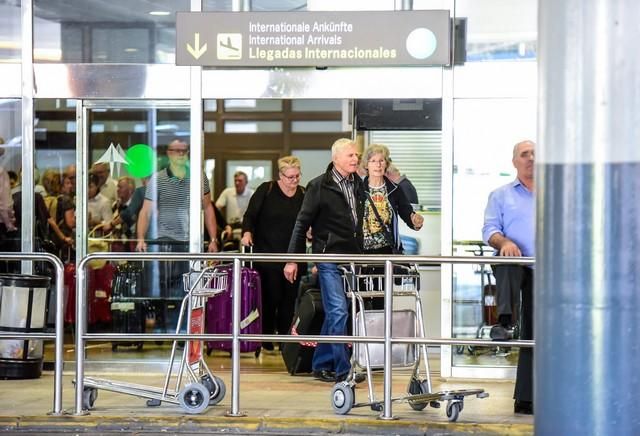 Llegada y salida de turistas en el aeropuerto