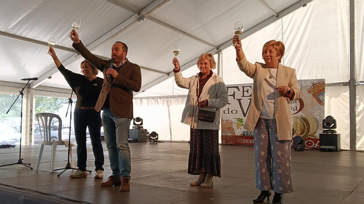 Brindis del alcalde con los asistentes.