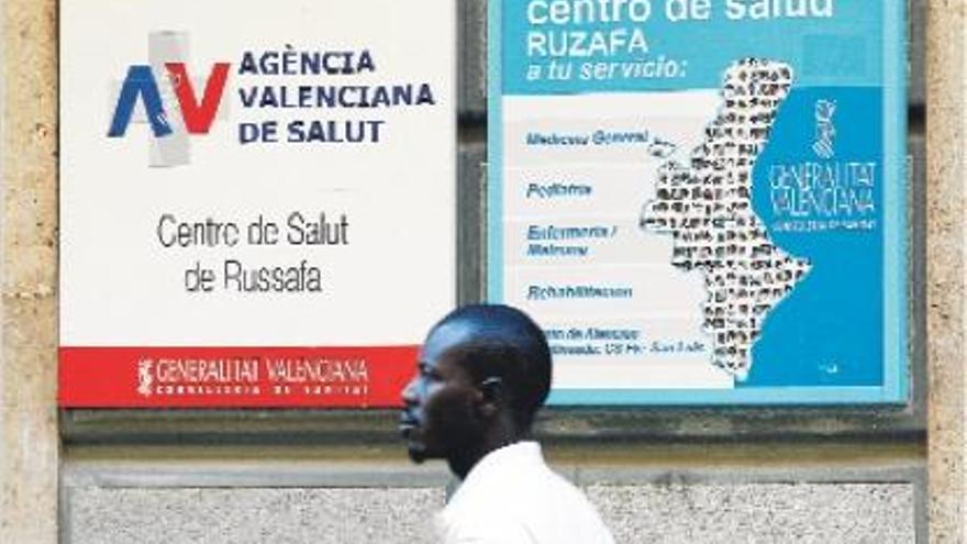 Los centros de salud valencianos volverán a ofrecer asistencia gratuita a los inmigrantes.