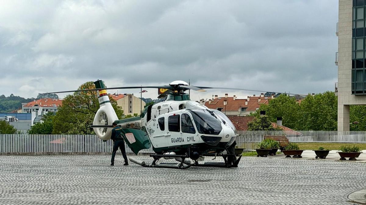 Helicóptero de la Guardia Civil en la Praza de Galicia, en Lalín.