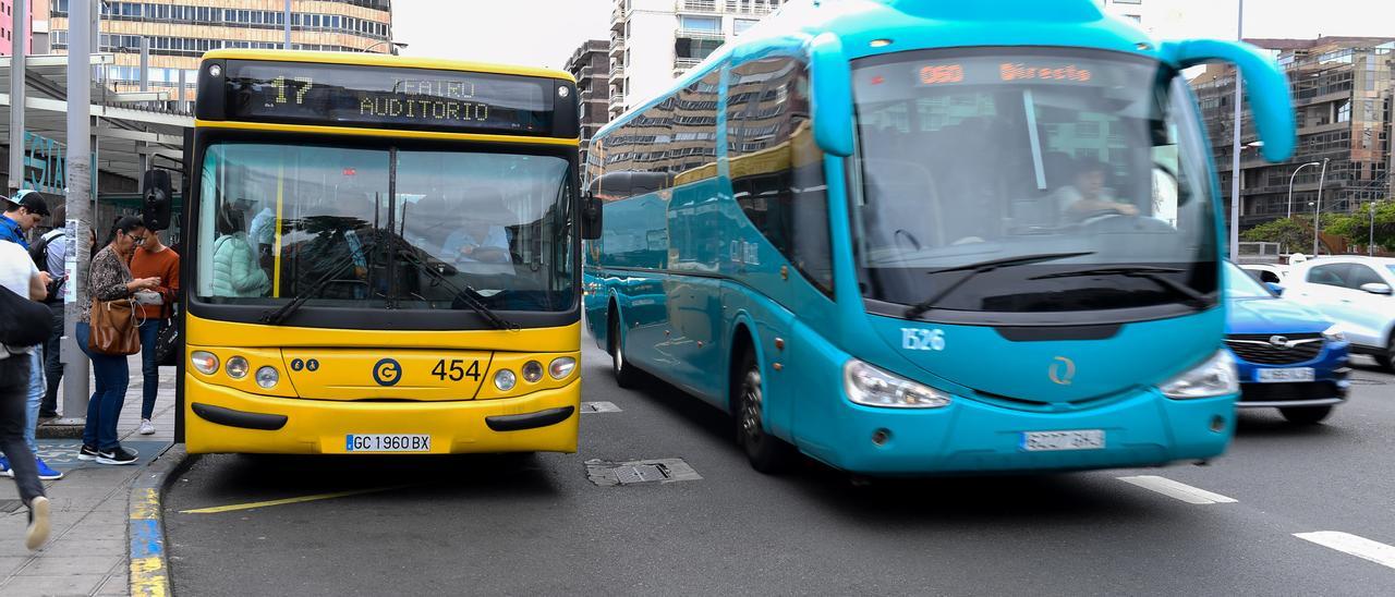 Vehículos de Guaguas Municipales y Global en el Parque San Telmo