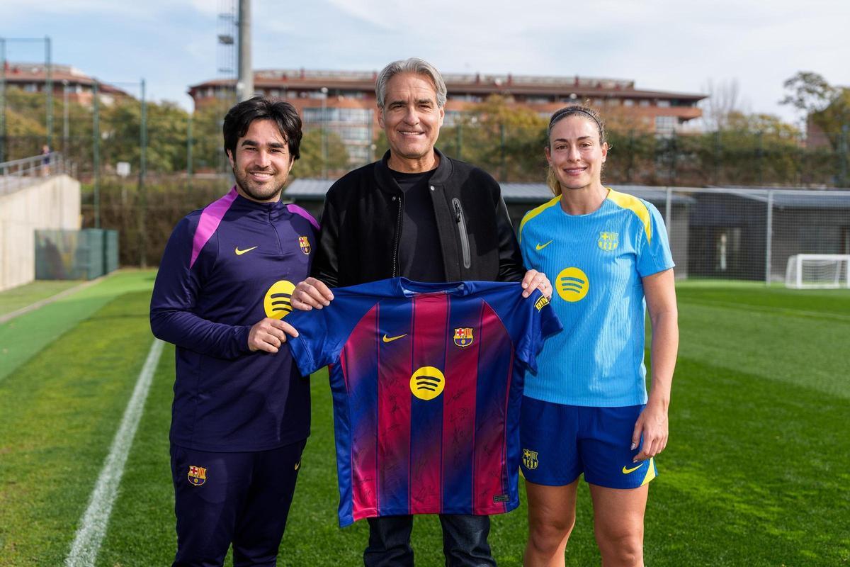 Elliot Hill, entre Pere Romeu y Alexia Putellas.