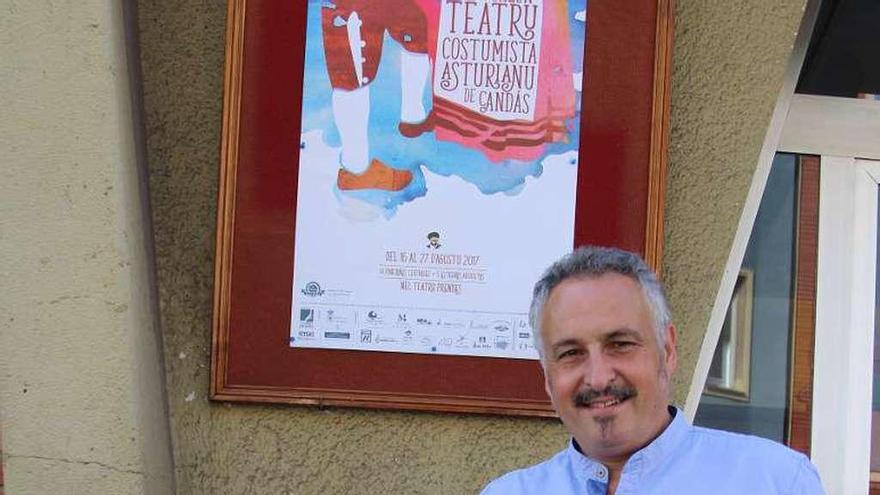 Alain Fernández, con la talla de madera de Aurora Sánchez, a la puerta del Teatro Prendes.