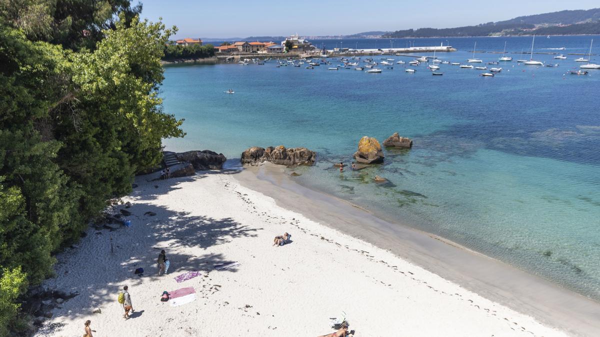 Bañistas en una playa de Galicia.