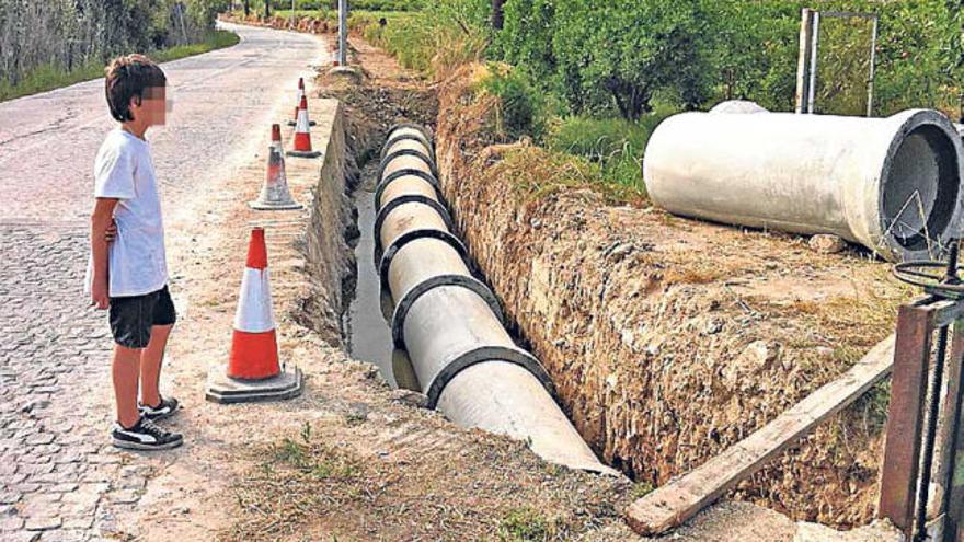 El pedáneo afirma que la acequia se entubó con permiso de los regantes