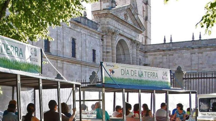 El tren turístico pasa por la Catedral.