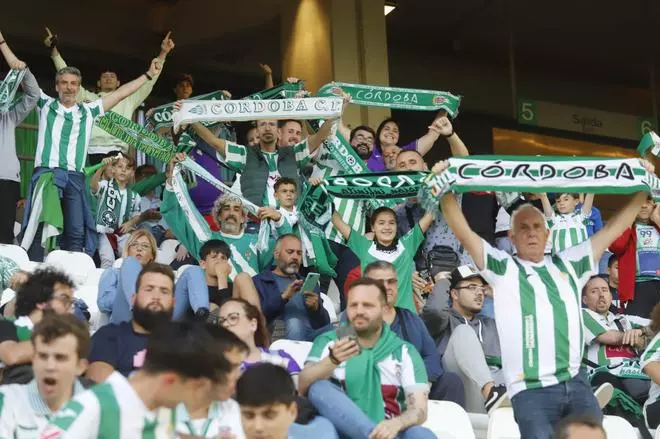Córdoba CF-Cádiz: las imágenes de la afición blanquiverde en El Arcángel