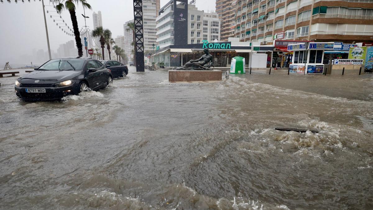 La lluvia inunda las calles de Benidorm