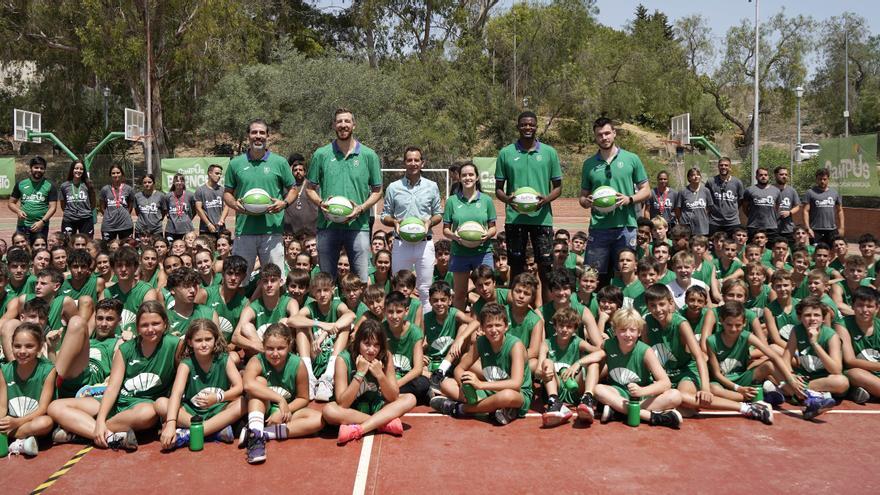 Cinco jugadores del club visitan el tercer turno del Campus Fundación Unicaja