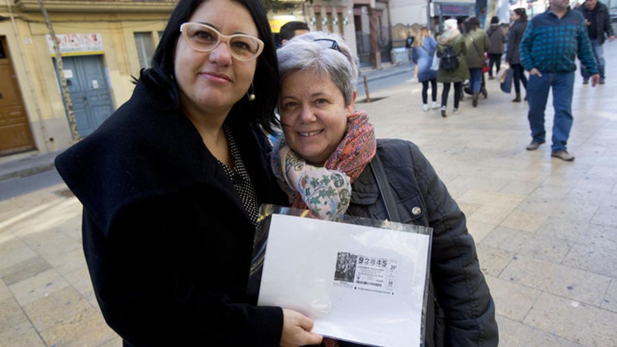 Antonia Uceda e Isabel Parra, dos de las agraciadas con el segundo premio que se ha vendido en L'Hospitalet, este lunes.