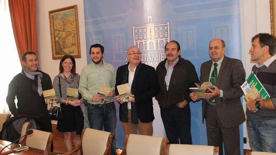 Eguaras (en el centro) junto a los patrocinadores.