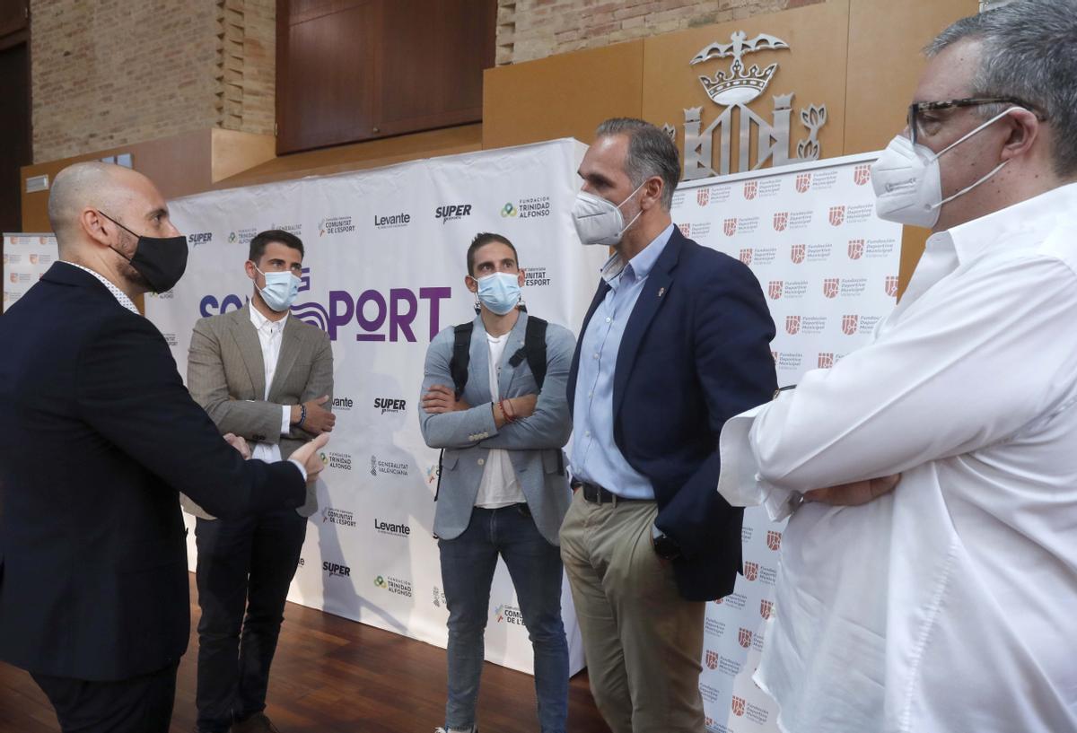 Rafa Marín, director de Superdeporte, dialoga con los ponentes.