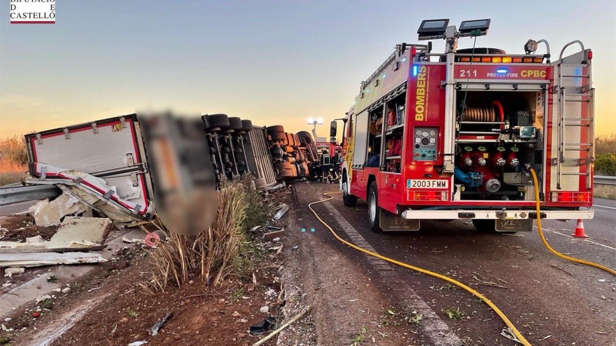 Bomberos en el accidente de un camión volcado en la AP-7, en imagen de archivo.