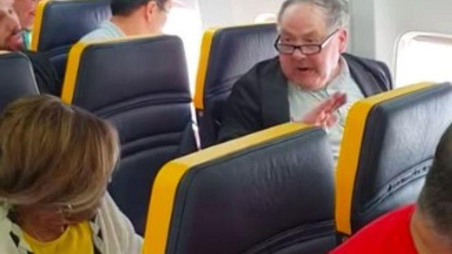 El pasajero que insultó a una negra en el vuelo de Ryanair niega ser racista: &quot;Fue un ataque de mal genio&quot;