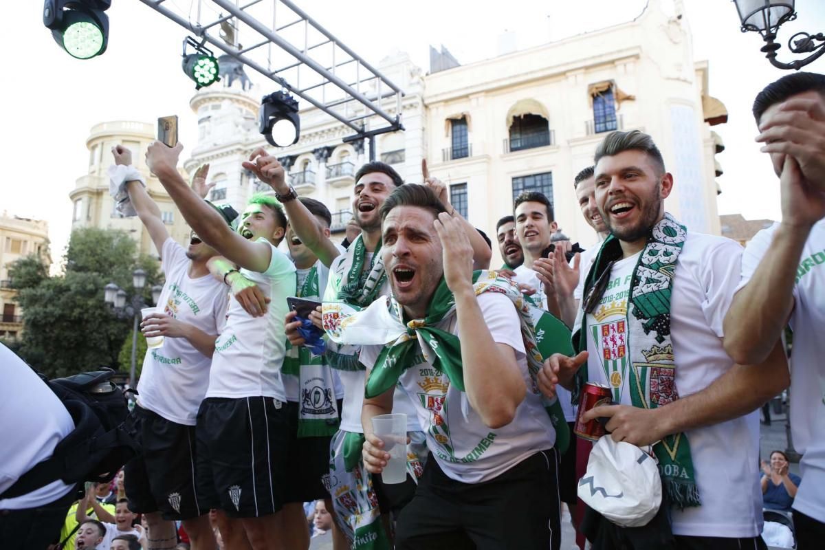 El Córdoba CF Futsal celebra el ascenso en Las Tendillas