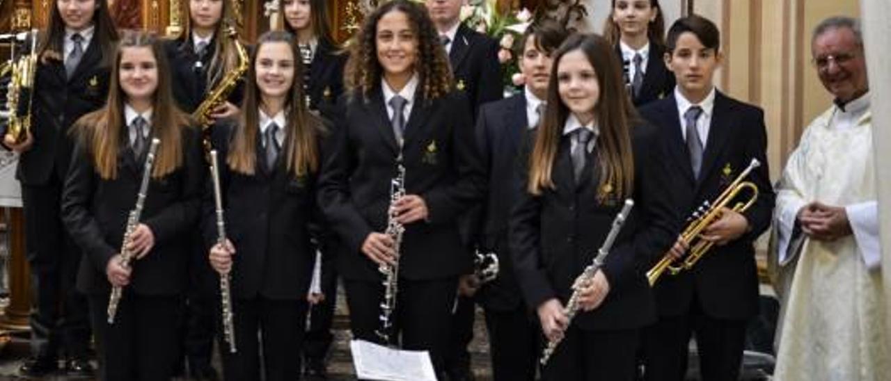 Els nous músics de la Societat Musical de la Llosa de Ranes.