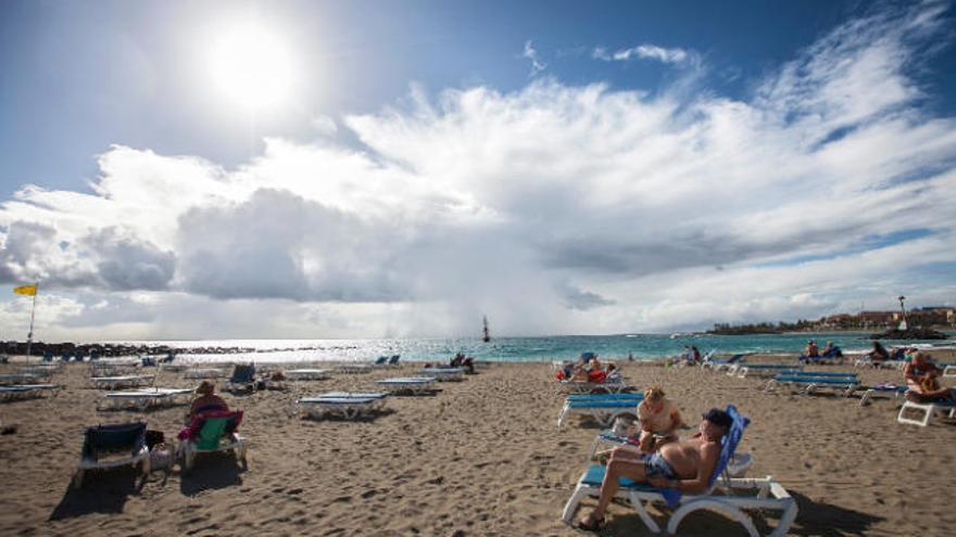 Hamacas vacías en la Playa de Las Vistas, en Tenerife.