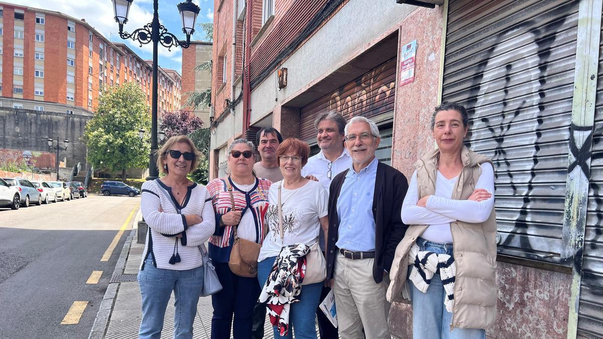 Los concejales junto a los vecinos.