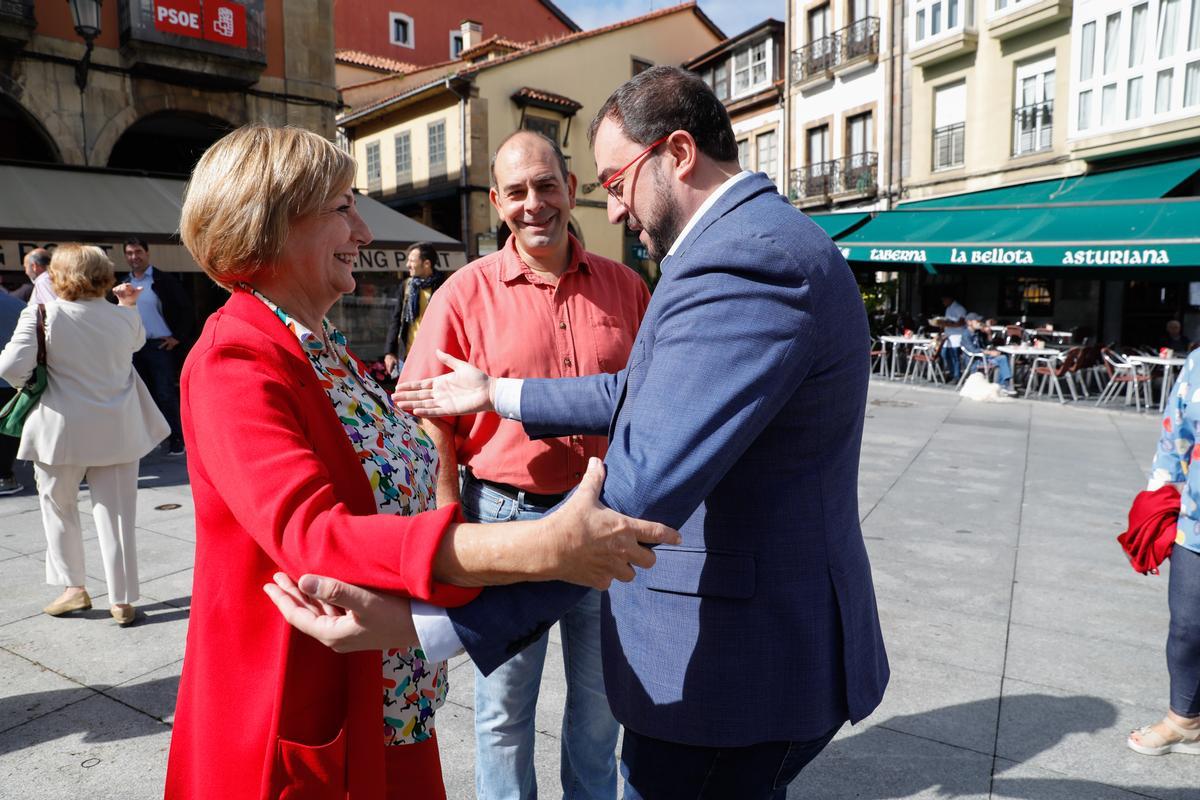 Mariví Monteserín y Luis Ramón Fernández Huerga reciben a Adrián Barbón, ante la Casa del Pueblo.