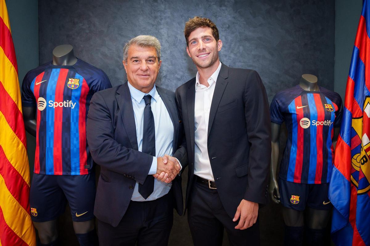 El capitán del FC Barcelona, Sergi Roberto, junto a Joan Laporta, tras su renovación en 2022.