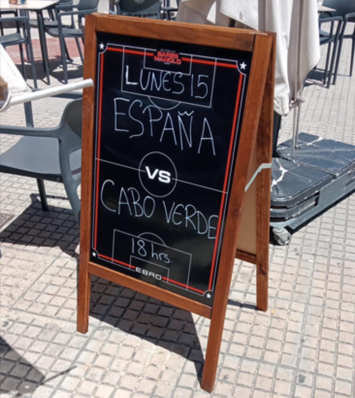 Pizarra que anuncia el partido de España vs Cabo Verde en el Bar Penalty de Gandia