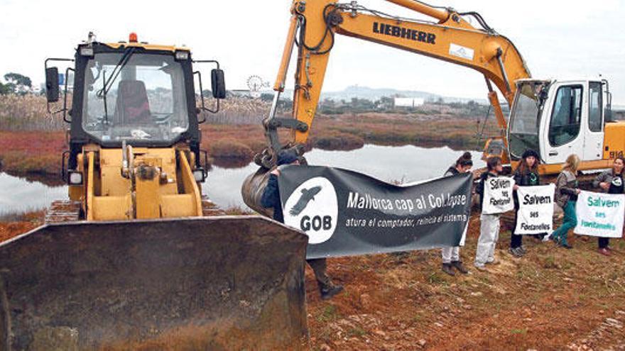 Algunos de los activistas que entraron a ses Fontanelles, junto a la maquinaria pesada.