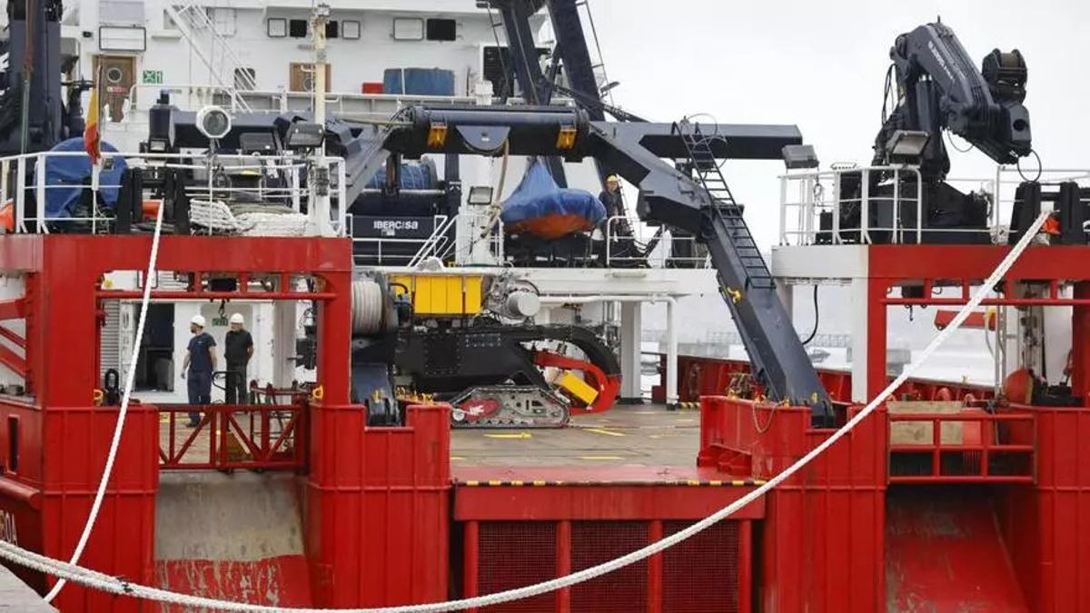 Popa de un buque oceanográfico en el puerto de Vigo.