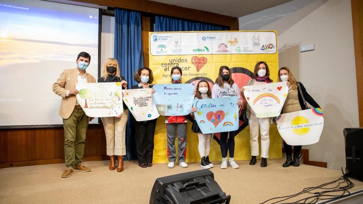 Entrega de premios del certamen de cartas para los niños con cáncer en el Hospital Materno Infantil de Málaga.