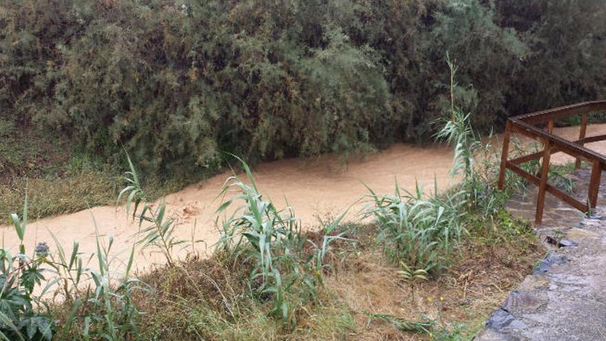 Imagen del barranco de la villa de Betancuria con un pequeño caudal en su cauce.