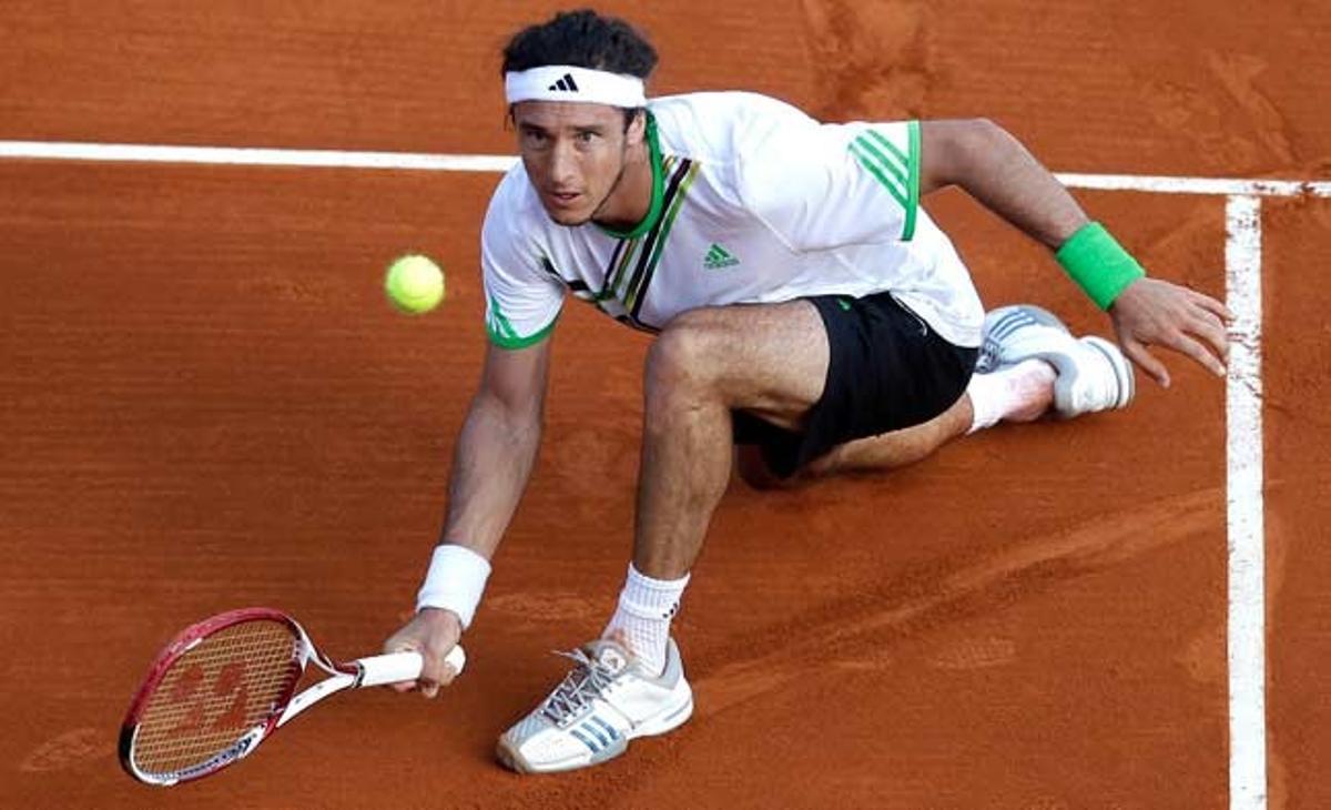 L’argentí Juan Monaco torna una pilota al francès Jo Wilfrid Tsonga durant el Masters 1000 de Mònaco.