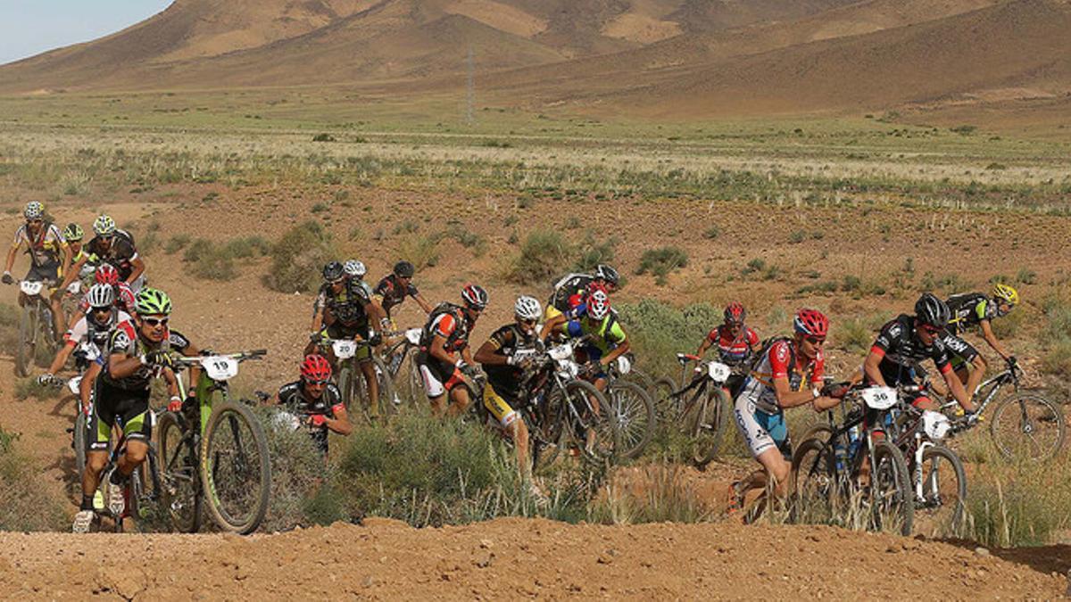 Un grupo de ciclistas, durante la segunda etapa de la Titan Desert 2015