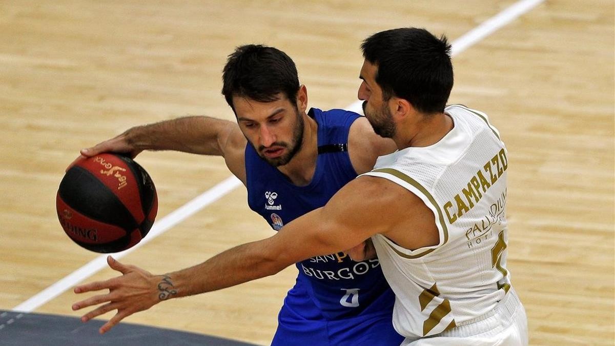 El madridista Campazzo lucha por el balón con el base del San Pablo, Fitipaldo