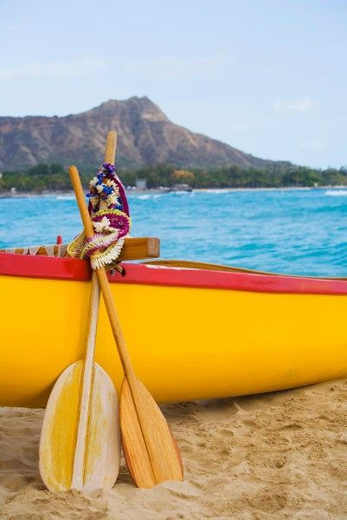 Canoa con remos en Hawai, Estados Unidos.