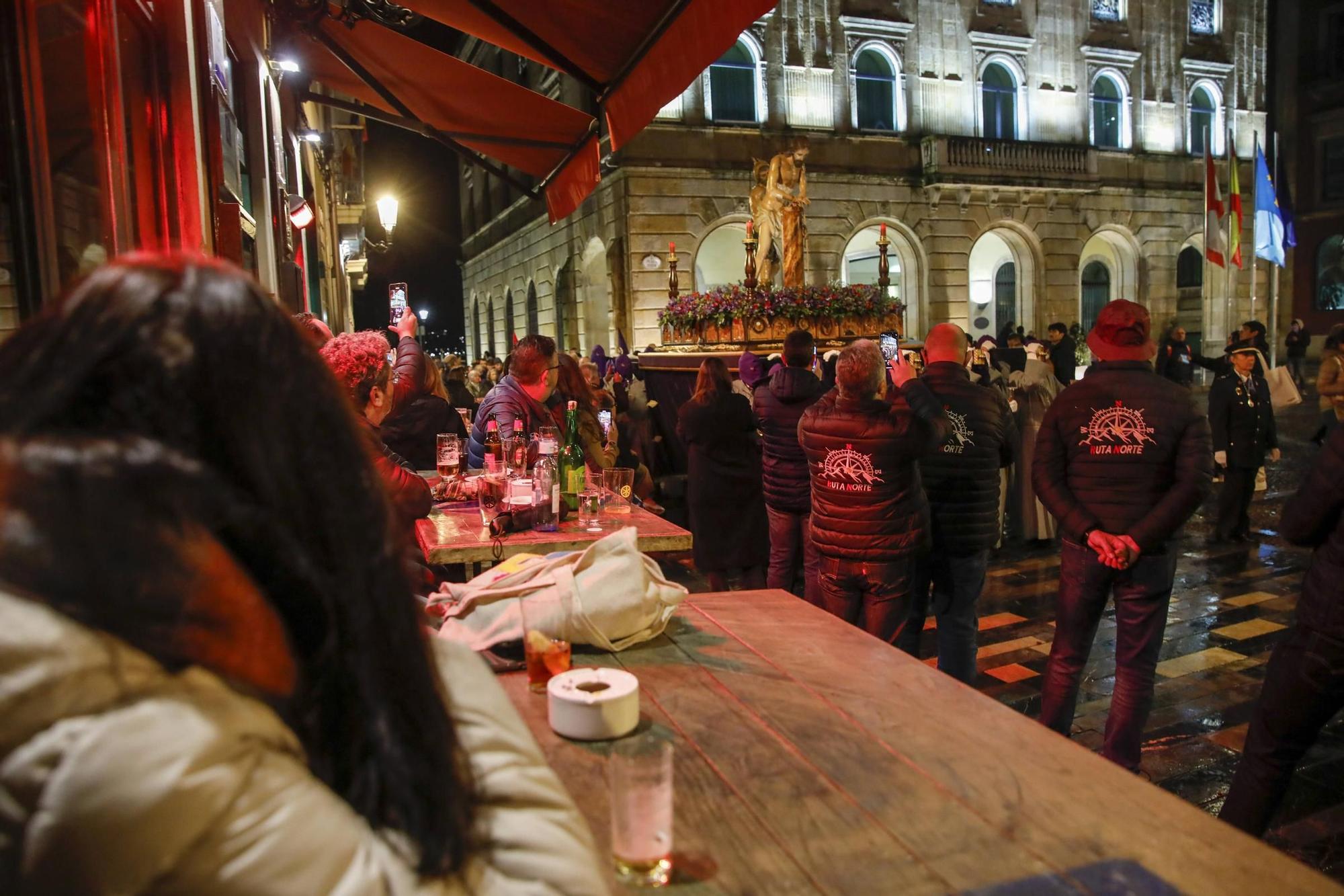 Así es la procesión del Martes Santo en Gijón (en imágenes)