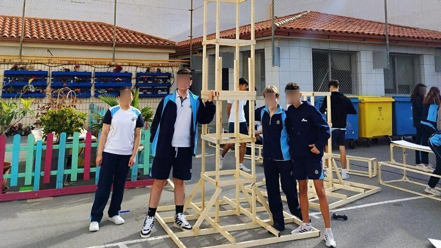 Construir hogueras, una asignatura más en los colegios de Alicante