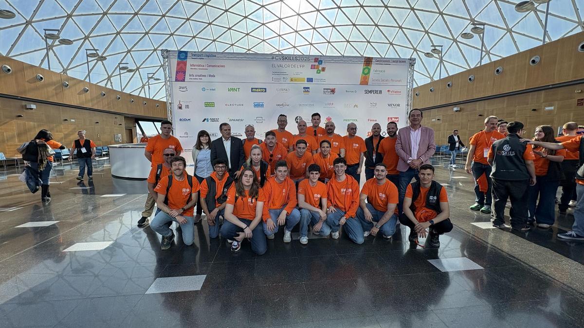 Los alumnos participantes junto a los profesores y el director del centro.