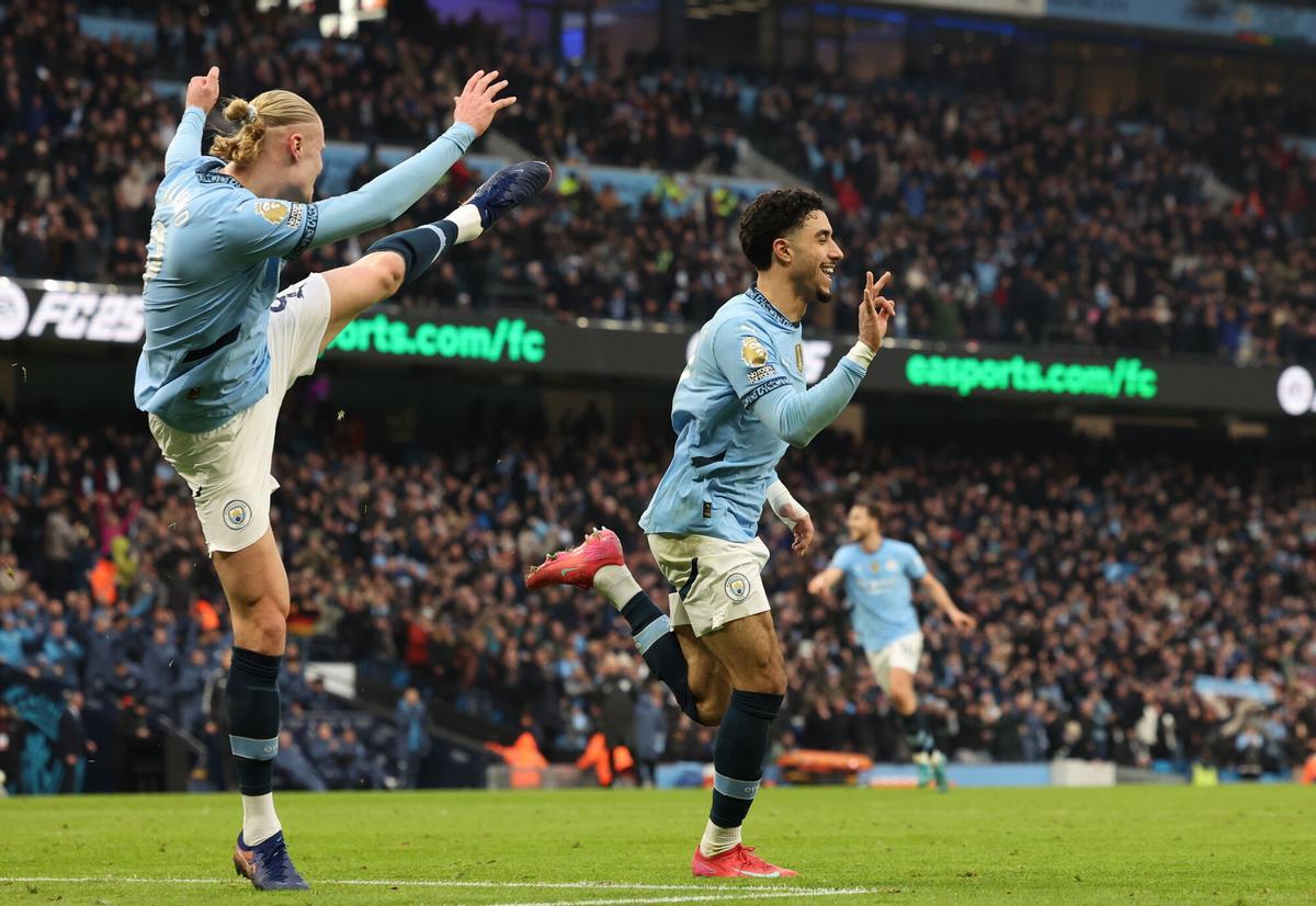 MANCHESTER (United Kingdom), 15/02/2025.- Omar Marmoush of Manchester City celebrates after scoring the 3-0 goal during the English Premier League match between Manchester City and Newcastle United, in Manchester, Britain, 15 February 2025. (Reino Unido) EFE/EPA/ADAM VAUGHAN EDITORIAL USE ONLY. No use with unauthorized audio, video, data, fixture lists, club/league logos, 'live' services or NFTs. Online in-match use limited to 120 images, no video emulation. No use in betting, games or single club/league/player publications. EDITORIAL USE ONLY. No use with unauthorized audio, video, data, fixture lists, club/league logos, 'live' services or NFTs. Online in-match use limited to 120 images, no video emulation. No use in betting, games or single club/league/player publications